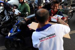 Bagikan Takjil, Rescue Perindo: Kurma Dibagi Agar Pengendara Bisa Berbuka Tepat Waktu