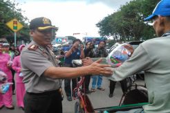 Dikira Razia, Ternyata Polisi Bagi Takjil Ramadan