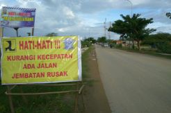 Tiga Titik Jalan Poros Kota Bombana Dipenuhi Lumpur