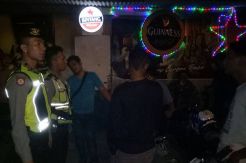 Polisi Kawal Warga yang Tutup Paksa Tempat Hiburan Malam