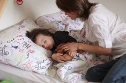 Cara Mudah Bangunkan si Kecil Saat Sahur