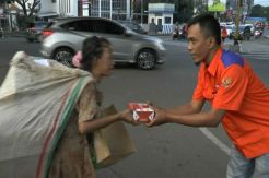 Rescue Perindo Lampung Bagikan Ratusan Bungkus Makanan untuk Dhuafa
