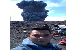 Nekat, Pendaki Ini Selfie dari Dekat Kawah Gunung saat Marapi Meletus
