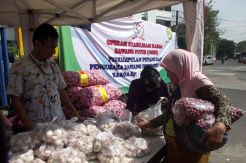 Operasi Pasar Bawang Putih Diserbu Warga