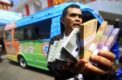 Penukaran Uang, Warga Kota Malang Rela Antre Panjang