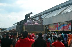 Warga Serbu OP Bawang Putih di Pasar Rejowinangun