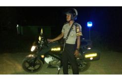 Anggota Kepolisian Ini Punya Cara Unik Bangunkan Warga Sahur