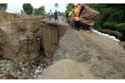 Jalan Tergerus  Longsor di OKUS Dibiarkan, Kendaraan Banyak Terperosok