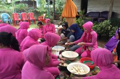 Ibu-Ibu Bhayangkari Polres Lubuklinggau-Warga Kompak Memasak Takjil