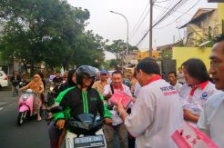 Bagi-Bagi Takjil Gratis,...