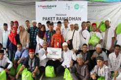 See Joyous of Street Sweepers and Traders When Get Ramadan Package