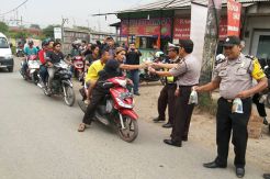 Jelang Berbuka Puasa, Puluhan Personel Polsek Serpong Bagi-Bagi Takjil