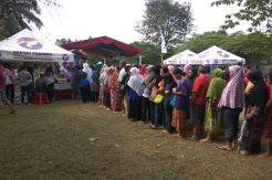 Warga Mengular Antre Beli Beras Murah Kartini Perindo di Serpong