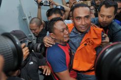 Bupati Buton Nonaktif Didakwa Suap Akil Mochtar Rp1 Miliar