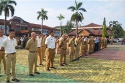 Tidak Gunduli Kepala, Belasan PNS Bekasi Dijemur