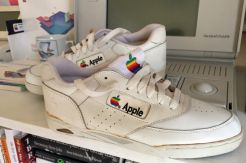 Jadi Barang Langka, Sneakers Besutan Apple Dilelang Rp400 Juta
