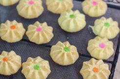 Sajikan Kue Kering Sprinkles...