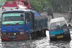 Diguyur Hujan, Jalan Lintas Sumatera Medan Labuhan Terendam Banjir