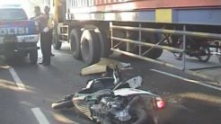 Gagal Salip Truk, Pengendara Motor Tewas Terlindas