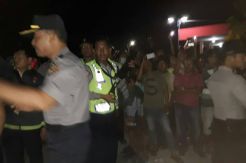 Menegangkan, Polisi Evakuasi Perampok dari Kepungan Massa