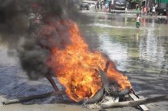 Jalan Rusak Tak Kunjung Diperbaiki, Warga Lakukan Aksi Bakar Ban