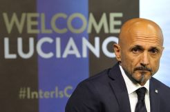 Pelatih Inter Tak Mau Ikuti Jejak AC Milan