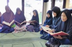 Semangatnya Ibu-Ibu Belajar Membaca dan Menghafal Alquran