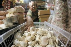 Harga Bawang Putih Kating Capai Rp70.000/Kg