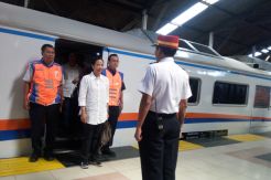 Menteri Rini Akan Aktifkan Kembali Jalur Kereta Mati di Jabar