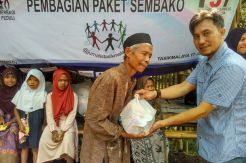 Jurnalis Tasikmalaya Bagikan THR kepada Warga Tidak Mampu