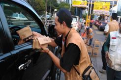 PPPA Daarul Quran Sebar Ribuan Takjil di Pintu Tol Semanggi