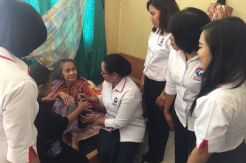 Terima Bingkisan Lebaran dari Kartini Perindo Kalteng, Penghuni Panti Jompo: Alhamdulillah