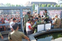 Pembagian Zakat di Balai Kota Solo, Warga Saling Berdesakan