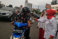 Berbagi Takjil, DPW Kartini Perindo Jambi Lebih Dekat dengan Masyarakat