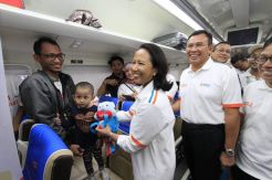 Menteri BUMN Melepas Pemudik dengan Kereta Premium
