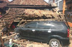 Hilang Kendali, Mobil Ini Hantam Rumah