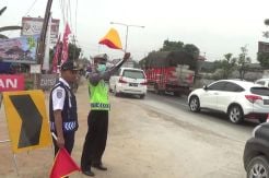 Cara Polisi Atasi Kemacetan di Exit Gringsing