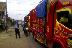 Begini Perjuangan Petugas Tertibkan Pemudik Bermotor di Jalur Nagreg