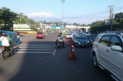 Dipadati Wisatawan, Jalur Puncak Macet 5 Kilometer