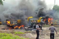 Puluhan Alat Berat PT KJJ Dibakar Massa