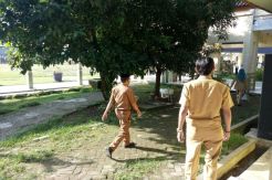 Terlambat Upacara, Puluhan PNS Pemkab Tangerang Sembunyi di Balik Pohon