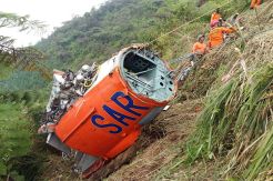 100 Personel Basarnas Evakuasi Gearbox Helikopter dari Gunung Butak