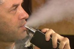Orang Tua Pakai Vape,...