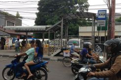 Halte Penghubung Transjakarta...