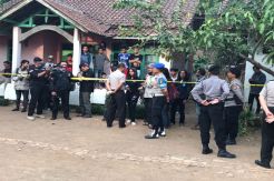 Densus Geledah Rumah Terduga Teroris Ramlan di Margahayu