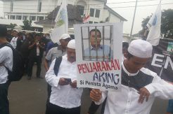 Desak Tersangka Penista Agama Ditahan, Ribuan Warga Bawa Patok Kuburan Kepung DPRD