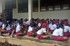 Sekolah Dipalang Pemilik Tanah, Siswa SMPN 7 Sorong Melantai di Luar Kelas