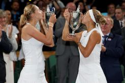Cium Trofi Wimbledon, Vesnina: Kami Sudah Menunggu Gelar Ini