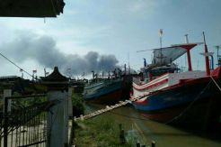 Ratusan Kapal Luar Daerah Berlabuh di Lokasi Kebakaran