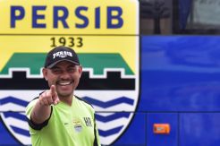 Pelatih Sementara Persib Hadapi Dua Beban